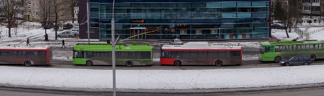 Troleibusai ir autobusai avarijos vietoje