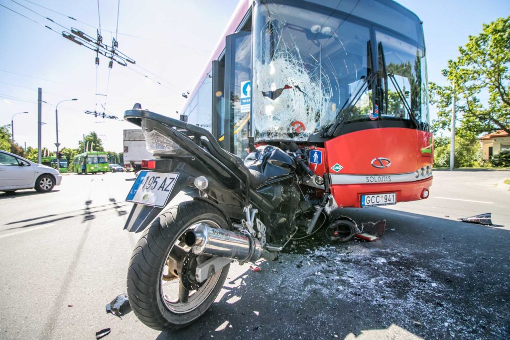 Motociklo ir autobuso avarija