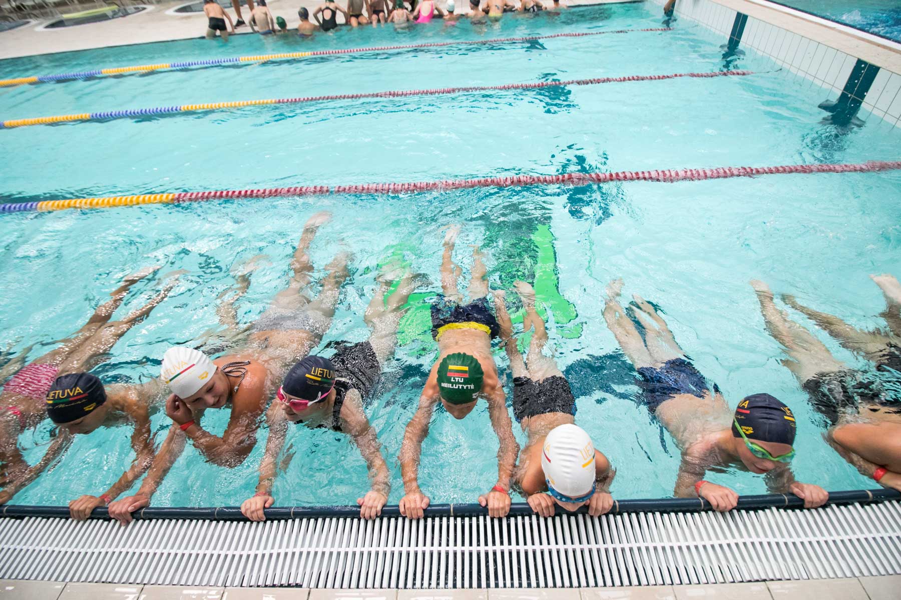 R. Meilutytė moko vaikus plaukti