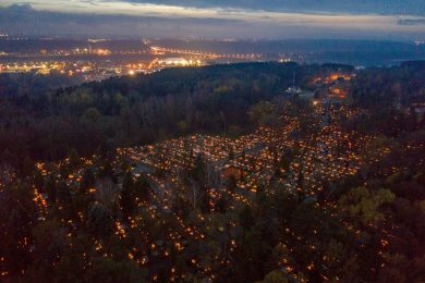 Kauno kapinės spindi Visų Šventųjų ir Mirusiųjų atminimo (Vėlinių) proga / archyv. nuotr.