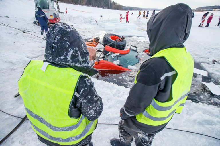 Traktoriaus traukimo operacija iš Lampėdžių ežero