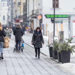 Pirma diena kuomet galima lauke vaikščioti be kaukių