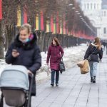 Pirma diena kuomet galima lauke vaikščioti be kaukių