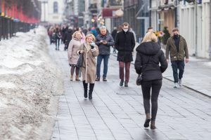 Pirma diena kuomet galima lauke vaikščioti be kaukių