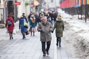 Pirma diena kuomet galima lauke vaikščioti be kaukių