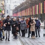 Pirma diena kuomet galima lauke vaikščioti be kaukių