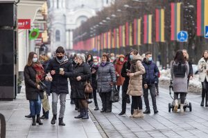 Pirma diena kuomet galima lauke vaikščioti be kaukių