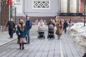 Pirma diena kuomet galima lauke vaikščioti be kaukių