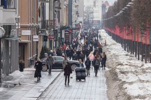 Pirma diena kuomet galima lauke vaikščioti be kaukių