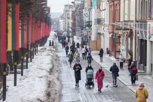 Pirma diena kuomet galima lauke vaikščioti be kaukių