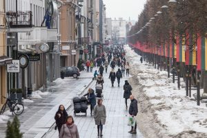 Pirma diena kuomet galima lauke vaikščioti be kaukių