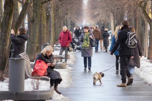 Pirma diena kuomet galima lauke vaikščioti be kaukių