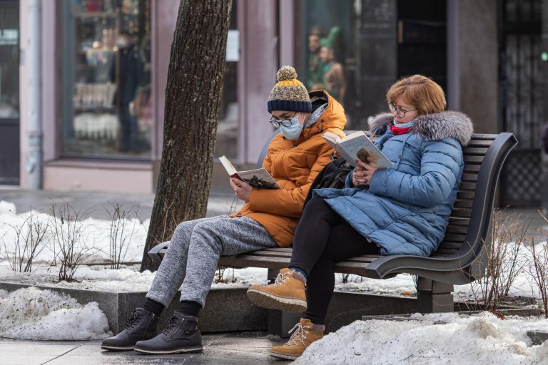 Pirma diena kuomet galima lauke vaikščioti be kaukių