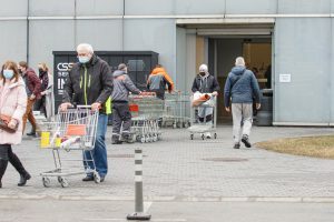 Žmonės perkasi didžiuosiuose prekybos centruose