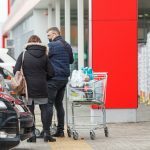 Žmonės perkasi didžiuosiuose prekybos centruose