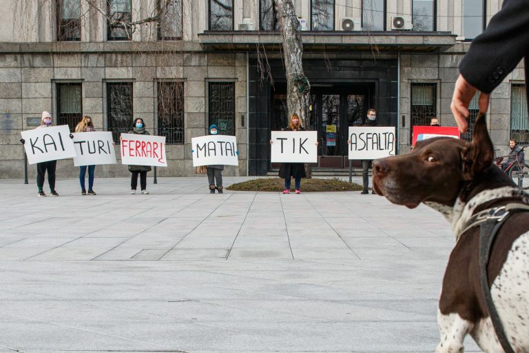 Protesto akcija prie savivaldybės