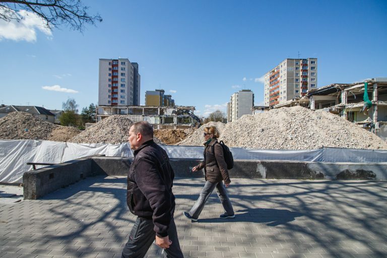 Baigiama nugriauti Kalniečių prekybos centrą