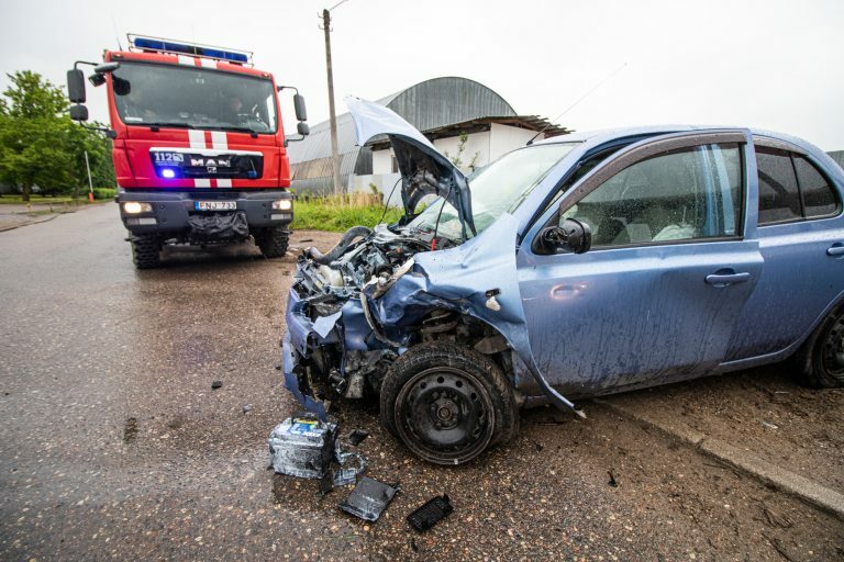 Nissan ir Volvo avarija