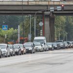 Automobilių eilė prie COVID-19 testavimo puknto