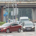 Automobilių eilė prie COVID-19 testavimo puknto