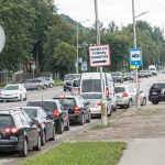 Automobilių eilė prie COVID-19 testavimo puknto