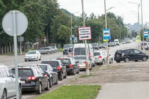 Automobilių eilė prie COVID-19 testavimo puknto