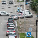 Automobilių eilė prie COVID-19 testavimo puknto