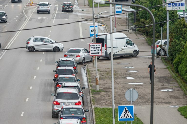 Automobilių eilė prie COVID-19 testavimo puknto