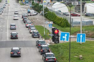 Automobilių eilė prie COVID-19 testavimo puknto