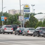 Automobilių eilė prie COVID-19 testavimo puknto