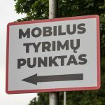 Automobilių eilė prie COVID-19 testavimo puknto