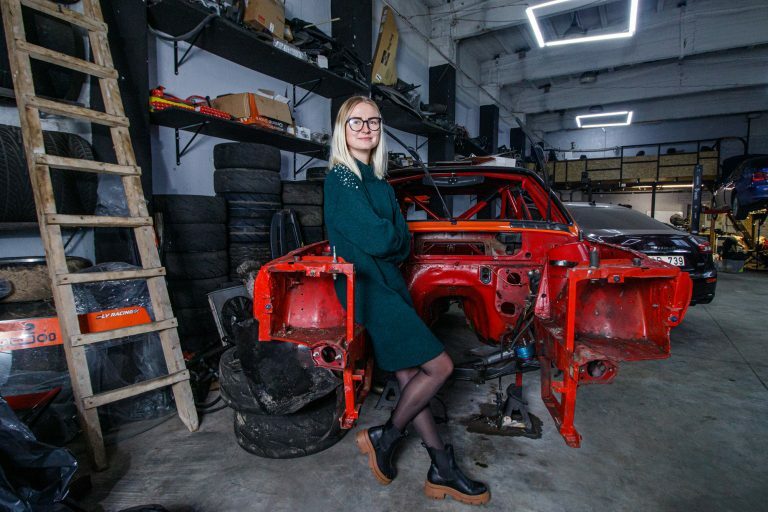 Laura ir jos draugas įkūrė autoservisą