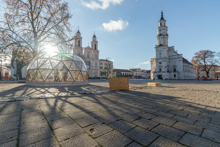 Rotušės aikštėje kyla kalėdinis miestelis