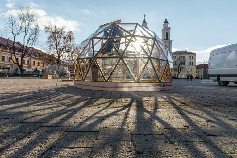 Rotušės aikštėje kyla kalėdinis miestelis