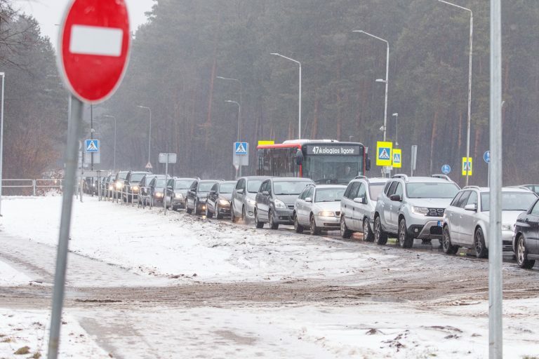 Automoblių eilė prie mobilaus tyrimo centro