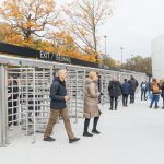  Žmonės renkasi į stadioną