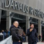  Žmonės renkasi į stadioną