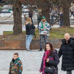  Žmonės renkasi į stadioną