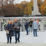  Žmonės renkasi į stadioną