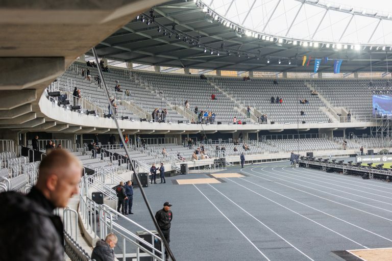 Žmonės renkasi į stadioną