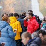  Žmonės renkasi į stadioną