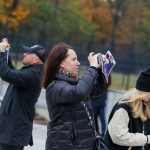  Žmonės renkasi į stadioną