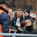  Žmonės renkasi į stadioną