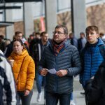  Žmonės renkasi į stadioną