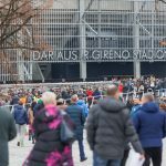  Žmonės renkasi į stadioną