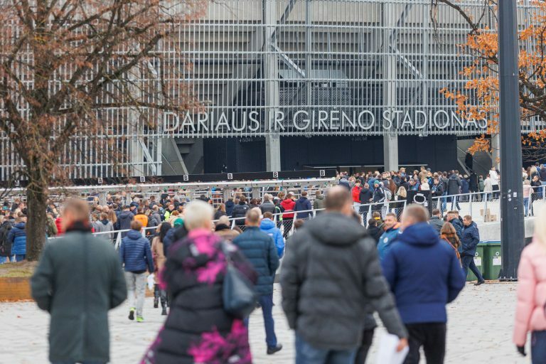 Žmonės renkasi į stadioną