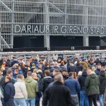  Žmonės renkasi į stadioną