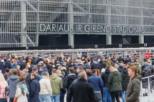 Žmonės renkasi į stadioną