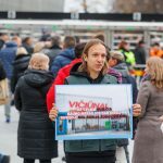  Žmonės renkasi į stadioną