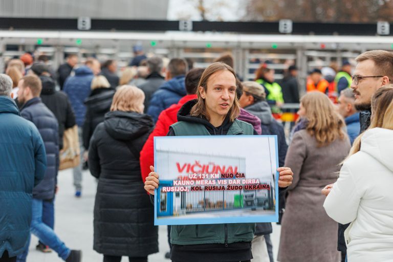 Žmonės renkasi į stadioną